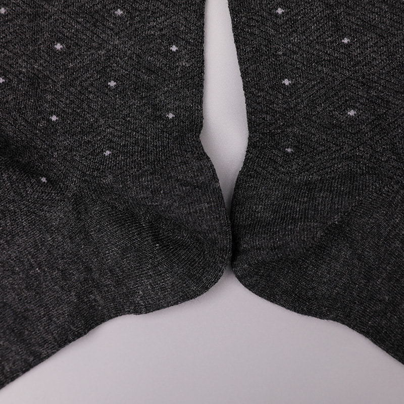 Myk spunnet silke nylon innpakket ammoniakk, usynlig diamantformet liten prikk jacquard håndsydde vintertykke herresokker WSD2851
