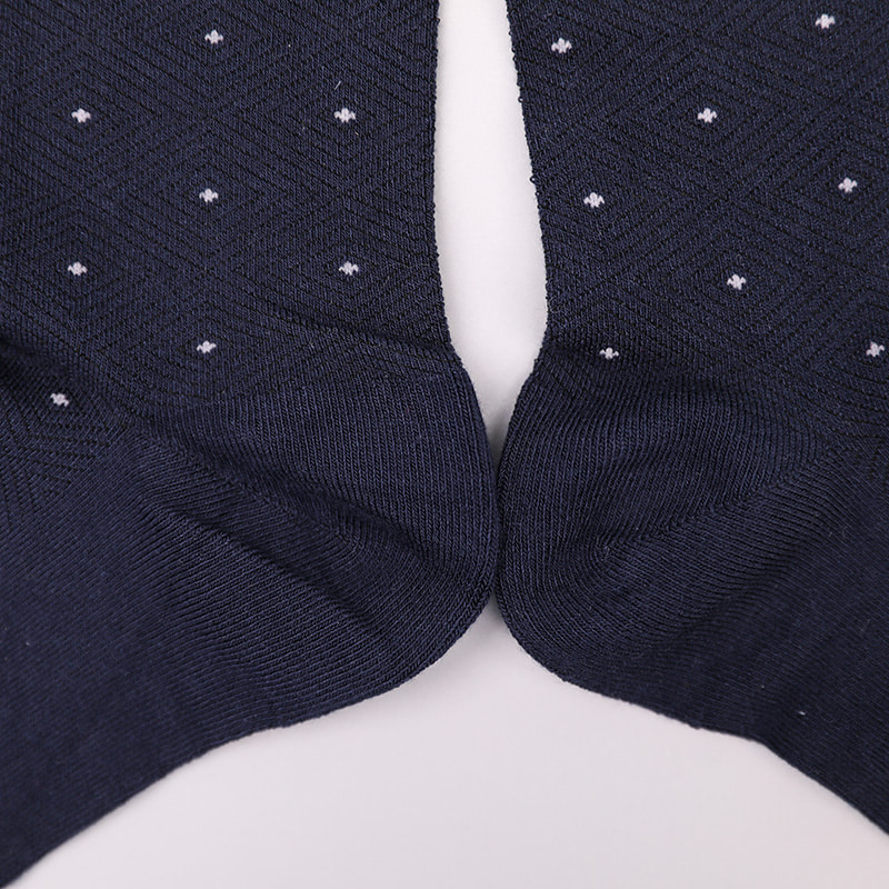 Myk spunnet silke nylon innpakket ammoniakk, usynlig diamantformet liten prikk jacquard håndsydde vintertykke herresokker WSD2851